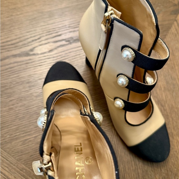 Chanel Elegant Cream and Black Women's Heels - Picture 12 of 13